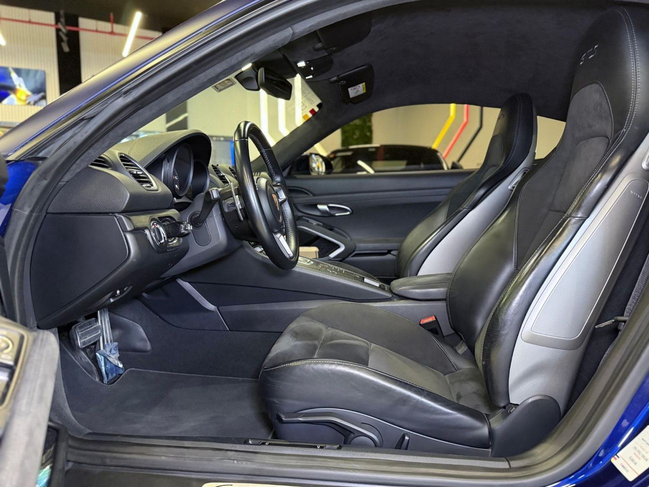 بورش كايمان 718 GTS 4.0L A/T 2020 Porsche 718 Cayman GTS 2.5 - GCC - Full Warranty and Service till 2027