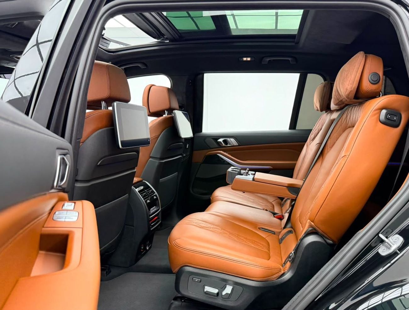 بي أم دبليو X7 2022 BMW X7 xDrive40i M-Sport, 2027 BMW Warranty + Service Pack, Low Km, 7 Seater, GCC