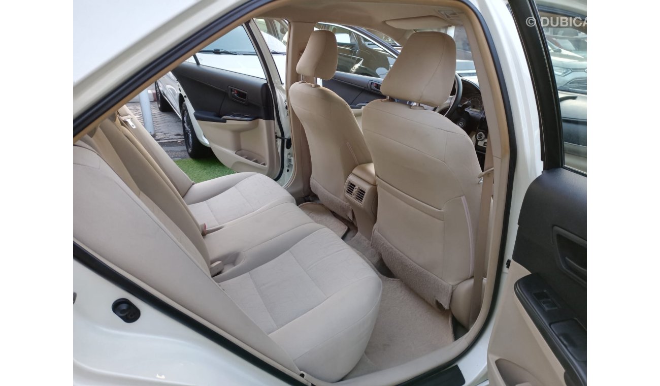 Toyota Camry 2012 GCC model, white color, beige interior, without accidents, rear camera control, Android screen,