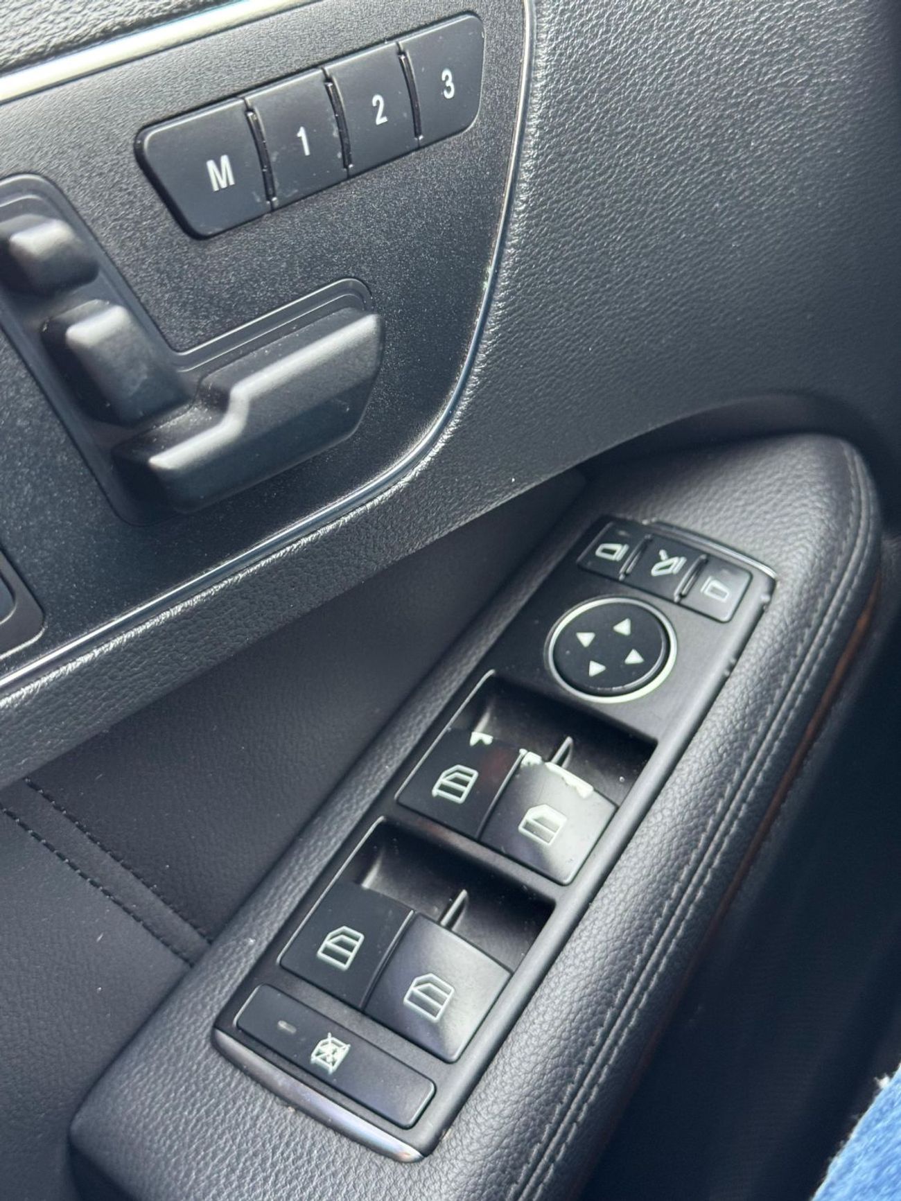 Mercedes-Benz E300 3.0L V6 / FULL OPTION PANORAMIC SUNROOF / KEYLESS ENTRY / KEYLESS START / ENTERED IN SYRIA CUSTOMS F