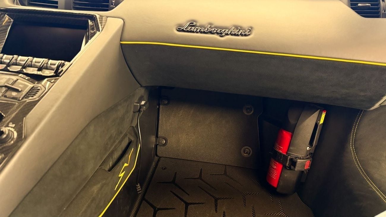 Lamborghini Aventador 6.5L V12 Lamborghini Aventador SV 2016 - LP 750-4 SV Roadster - Yellow (Giallo)