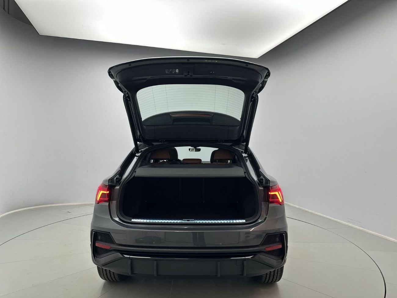 أودي Q3  Q3 Sportback 40 TFSI quat 180hp S line (Ref# 02130)