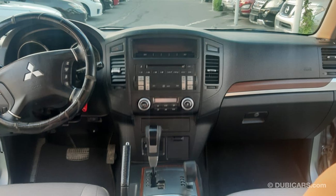 Mitsubishi Pajero Gulf No. 2 without accidents, cruise control, wood control, alloy wheels, rear wing sensors, electri