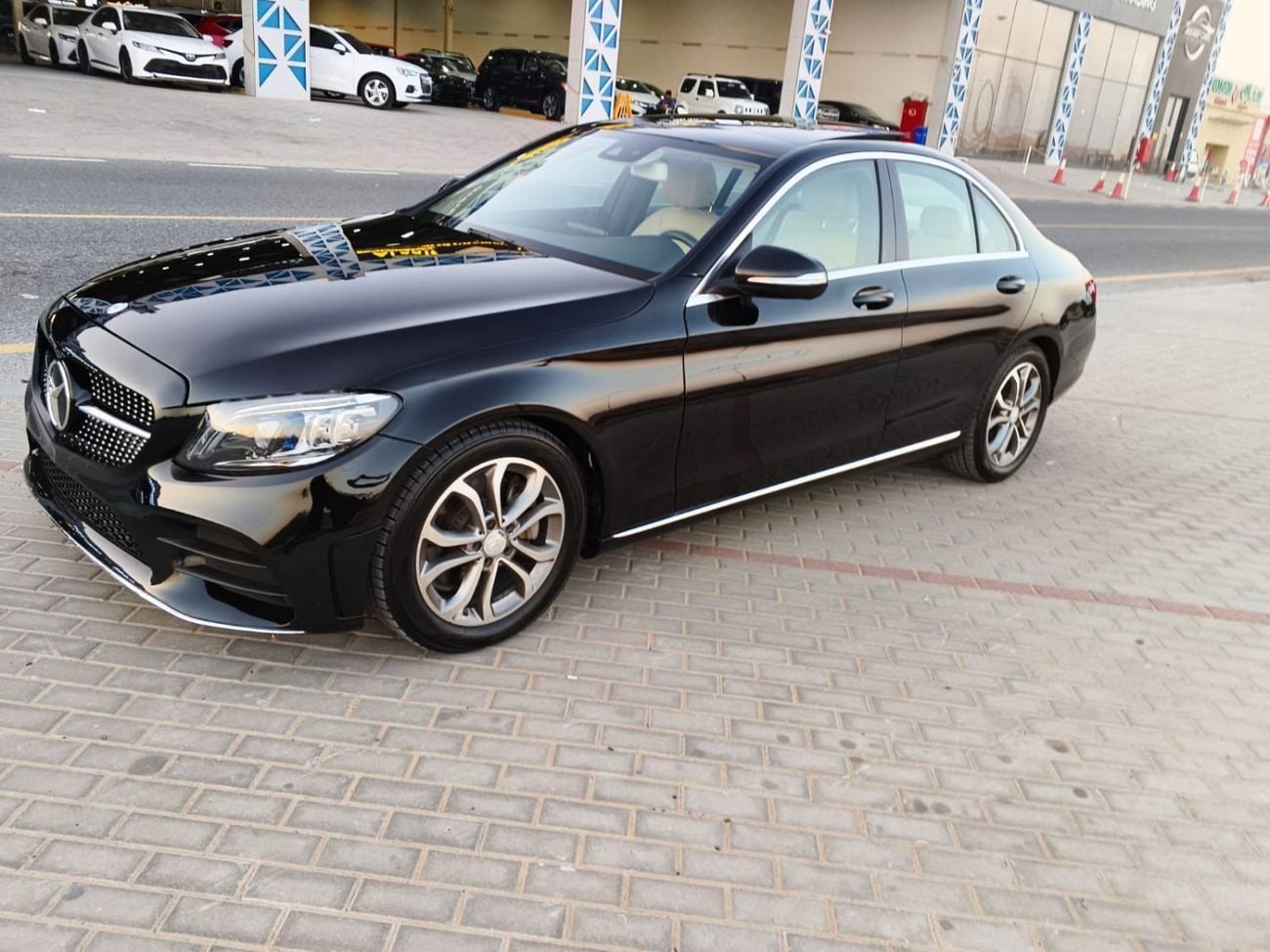مرسيدس بنز C 300 قمة الأناقة! مرسيدس بنز C 300 موديل 2017 | حالة نظيفة جداً | 170,000 كم – رفاهية بسعر لا يُنافس!
