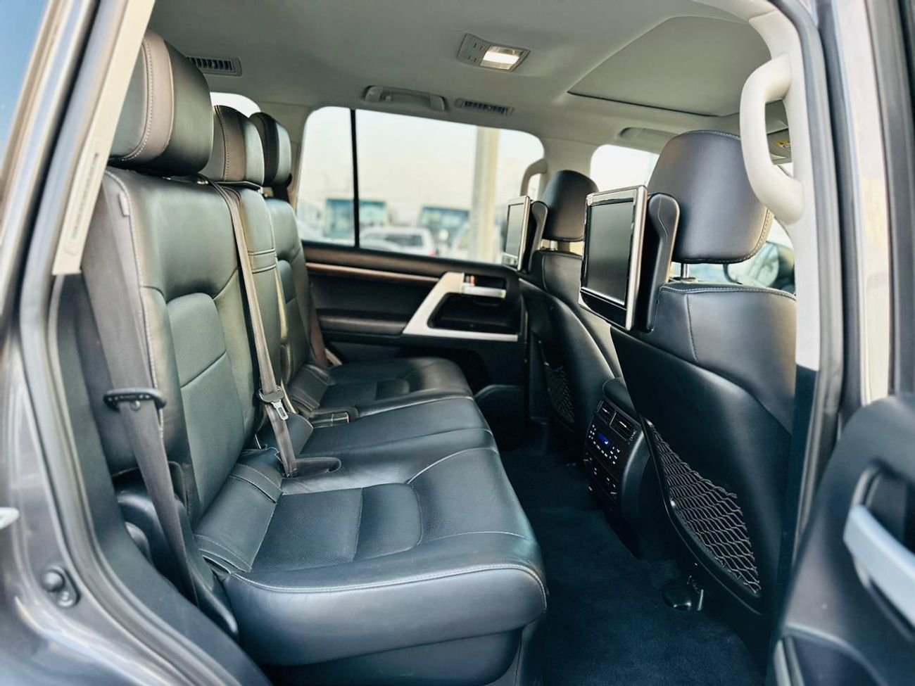 تويوتا لاند كروزر DIESEL SAHARA 4.5 LITER ,2019 MODEL ,GREY COLOR ,RIGHT HAND DRIVE