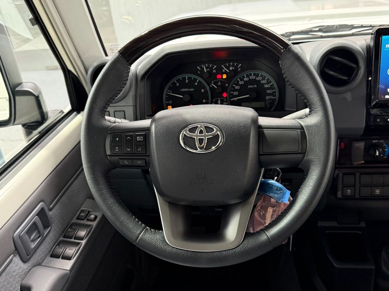 تويوتا لاند كروزر 70 GDJ 76 2.8 DIESEL M/T **التصدير فقط خارج الخليج***