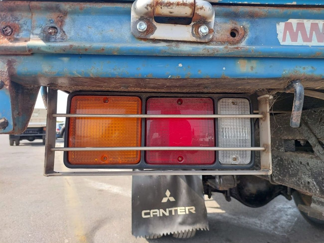 ميتسوبيشي فوسو كانتير MITSUBISHI CANTER ALUMINIUM BODY TRUCK RHD 1989 MODEL 4.2 L DIESEL MANUAL(PM22104)
