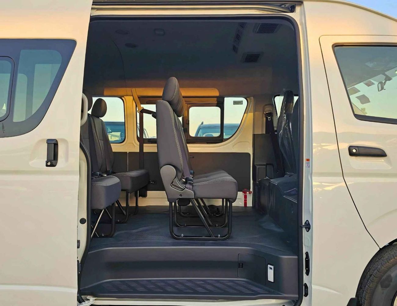 تويوتا هاياس HIGHROOF DX / OLD SHAPE /13 STR / 2.5L V4 DIESEL M/T / BLACK BUMPER (FOR AFRICA) (CODE # H25MHF)