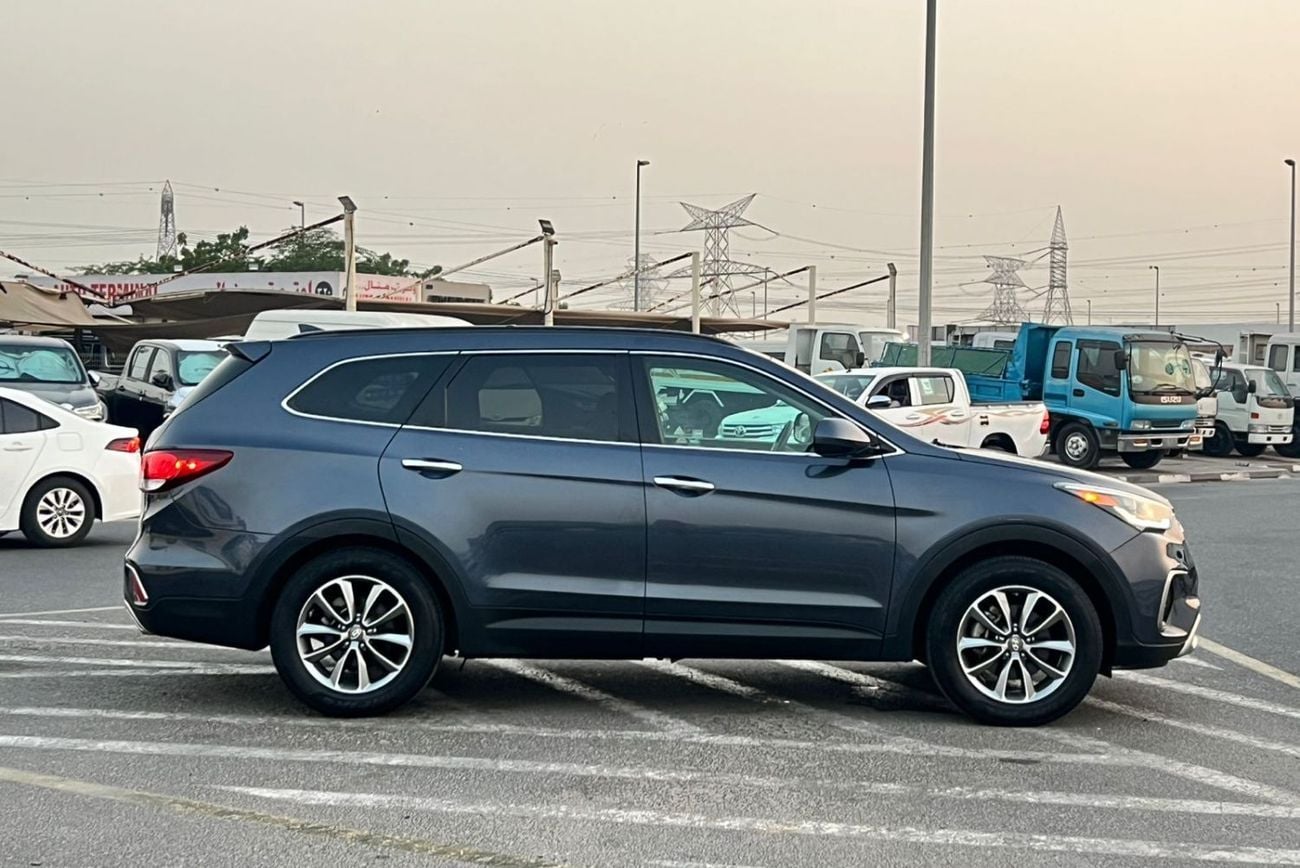 Hyundai Santa Fe STD (NON GCC) 2019 Hyundai Santa Fe - 3.3L V6 - Apple & Android Play - 7 Seater - 42000 Mileage - 41999 AED