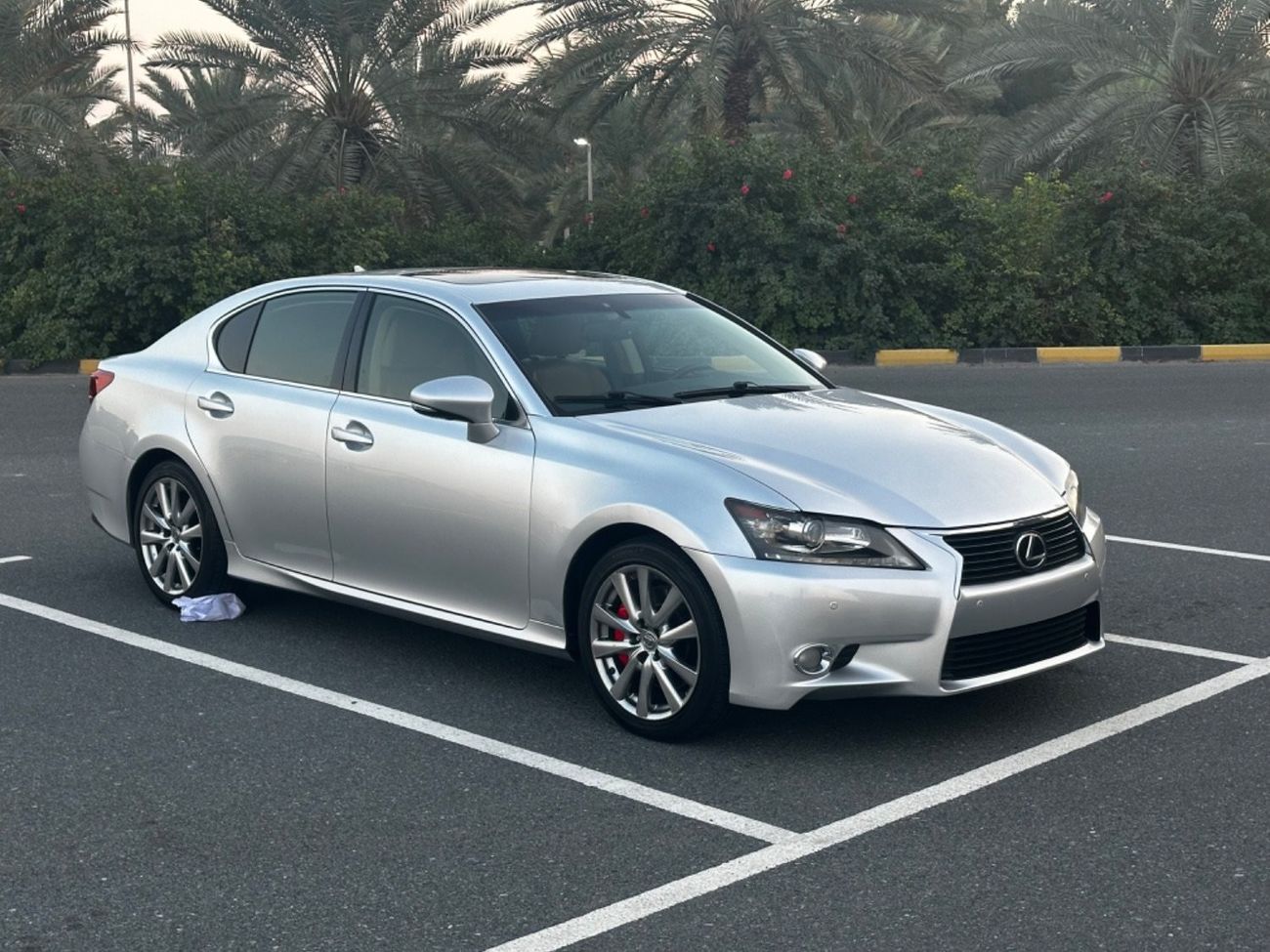 لكزس GS 350 موديل 2013 حاله ممتازه من الدآخل والخارج فل مواصفات فتحه وجلد ومثبت سرعه وتحكم كهربائي كامل