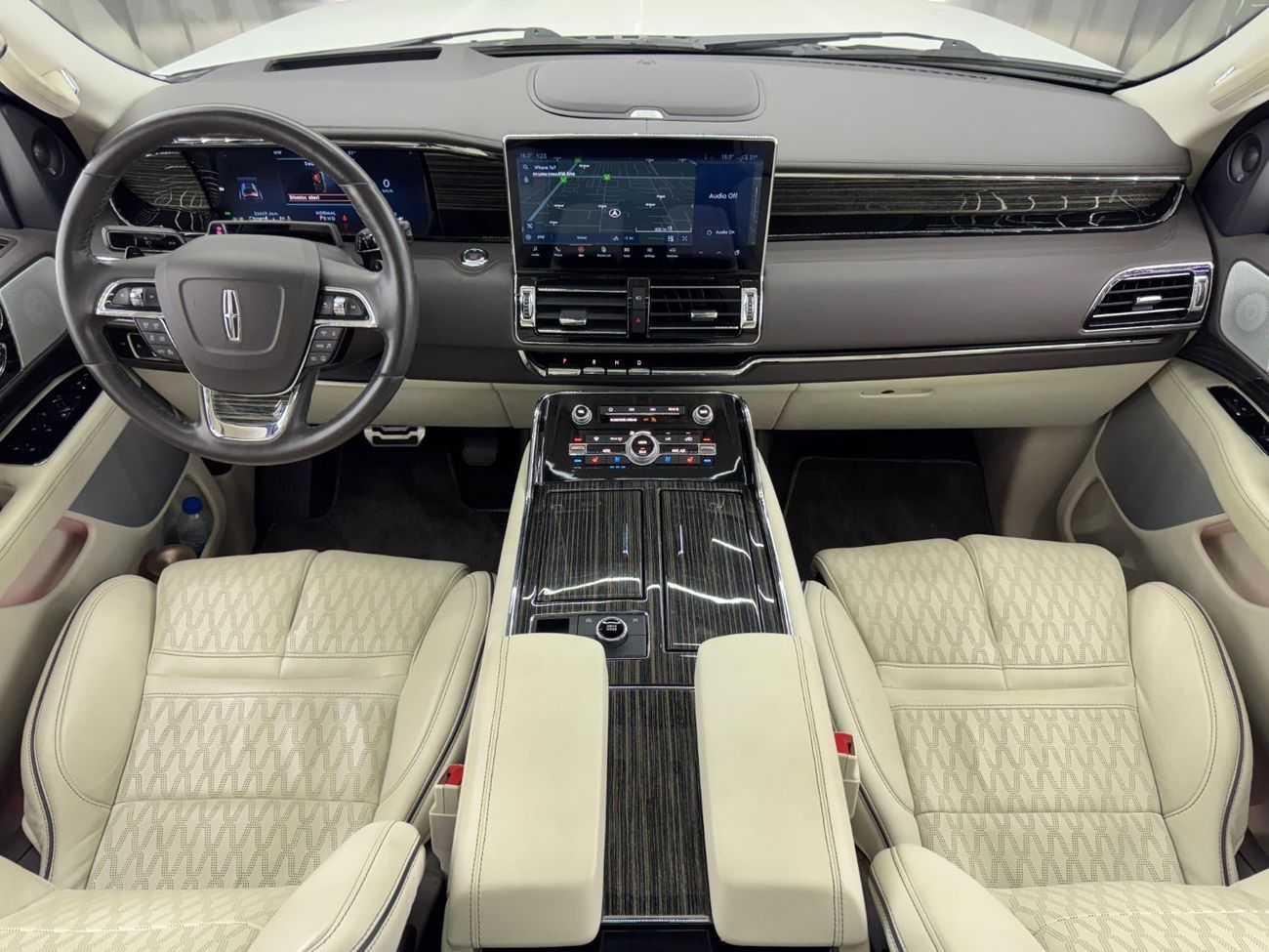 Lincoln Navigator Presidential 3.5L 2023 Lincoln Navigator, 2028 Lincoln Warranty + Service Pack, 7 Seater, GCC