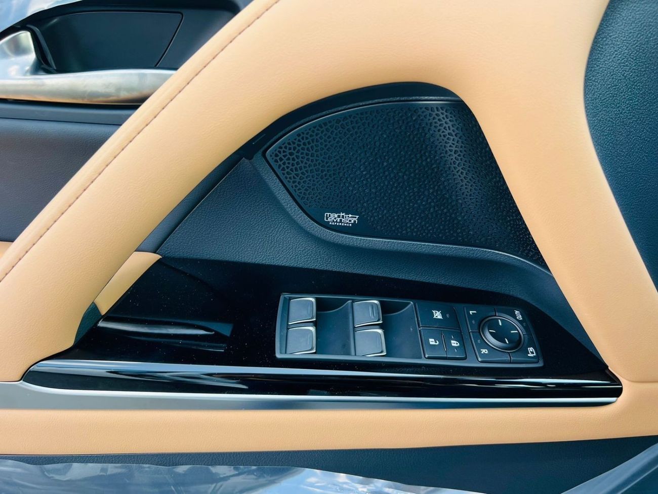 Lexus LX 600 LEXUS_LX600_SIGNATURE_2023_GCC_FULL_OPTIONS_WHITE_2024_AVAILABLE