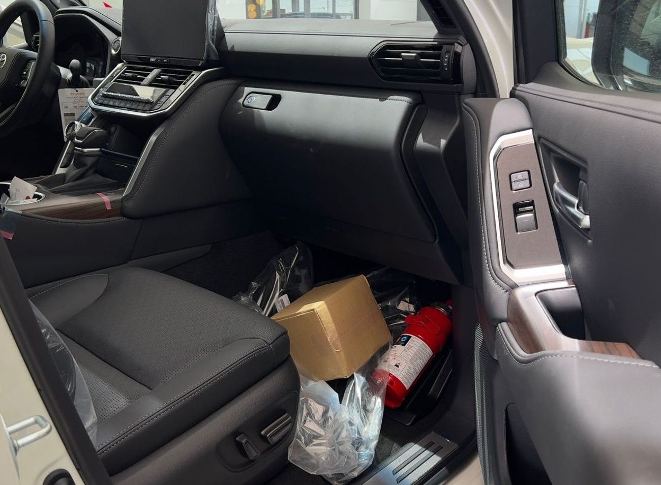 تويوتا لاند كروزر EXPORT ONLY - 2026 LC300 VX 4.0L (Black Interior) (GCC Specification)
