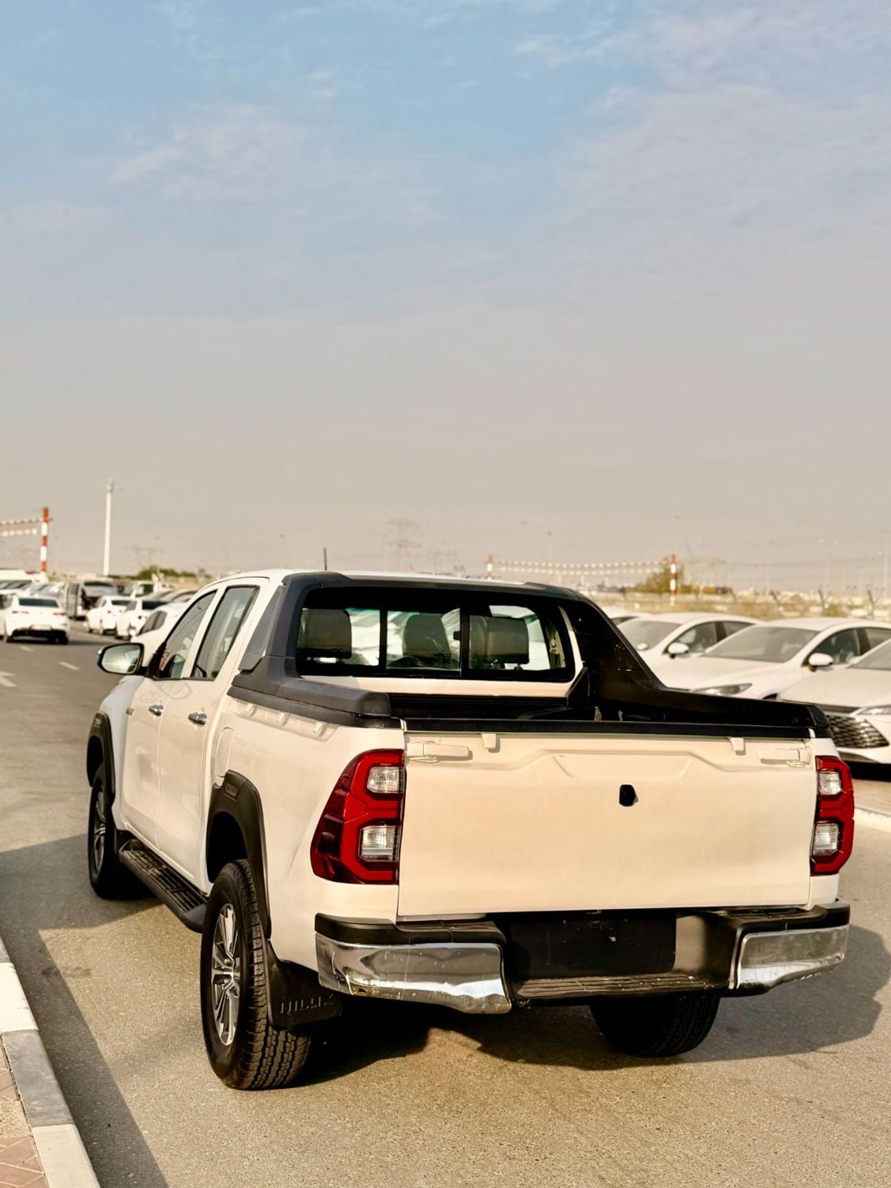تويوتا هيلوكس 2018Model 2.8 Diesel Engine 4x4 colour white Transmission Automatic Interior.Black leather seats 5se