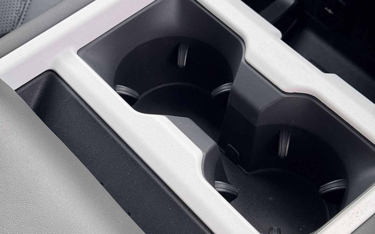 Land Rover Defender P300 110 2.0L (5 Seater) RIGHT HAND DRIVE