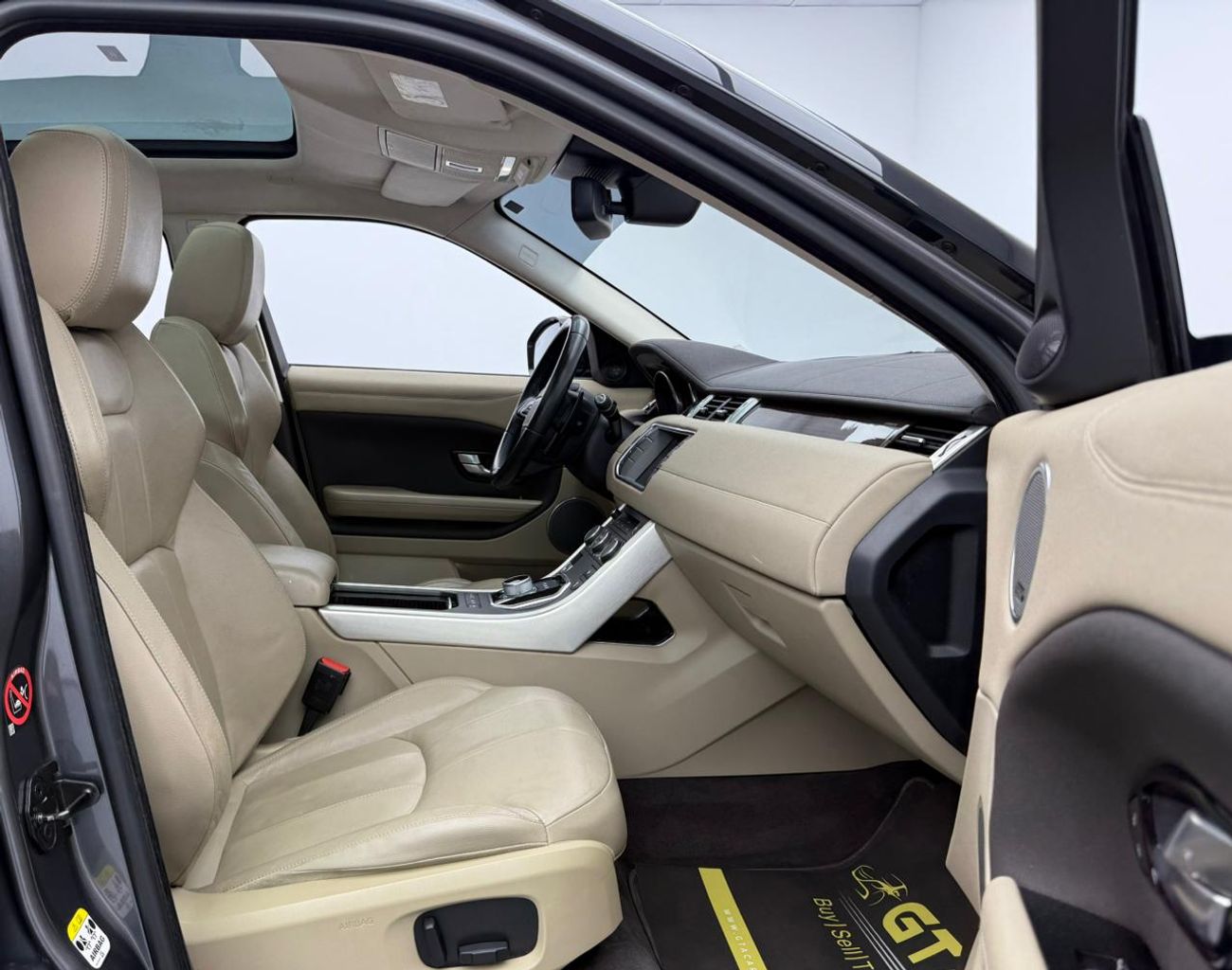 لاند روفر رانج روفر إيفوك HSE 2.0L SUV (5 Door)