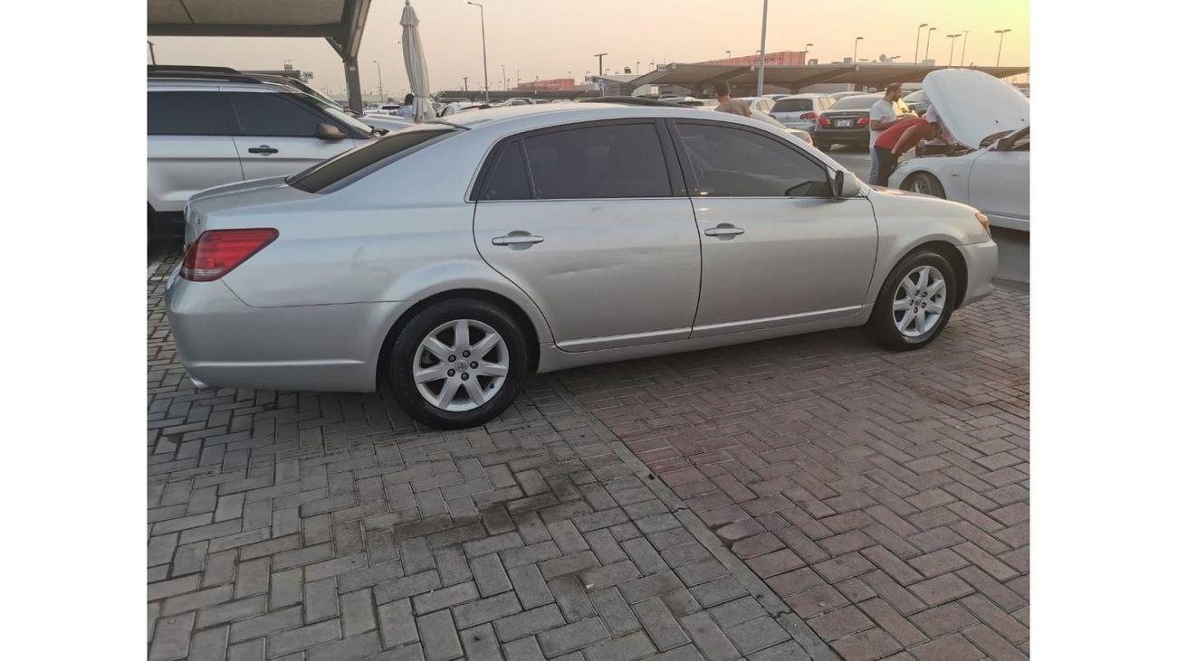 تويوتا افالون حالة ممتازة جدا من الداخل و الخارج