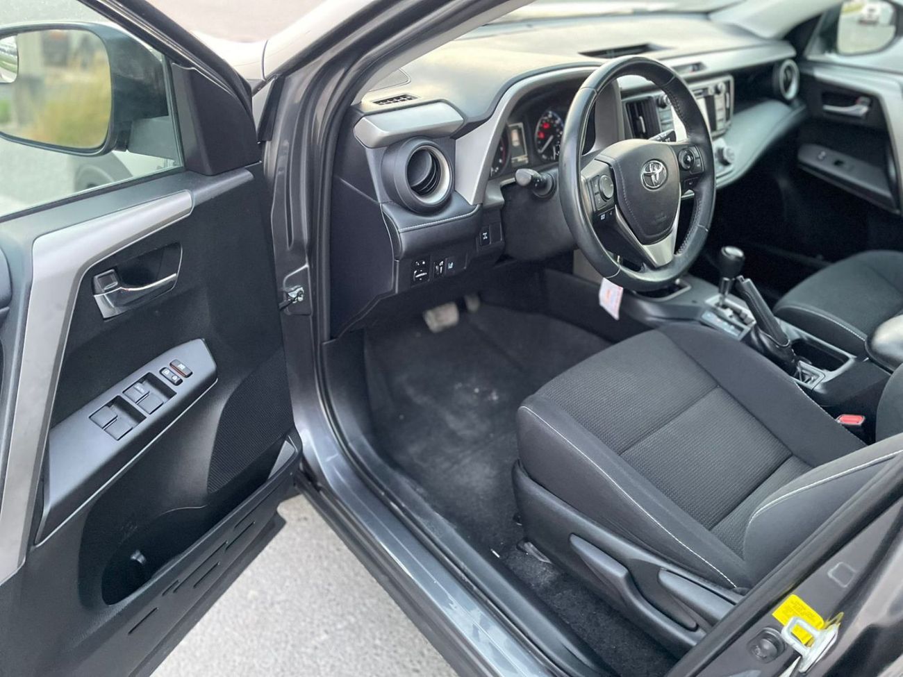 Toyota RAV4 2017 Toyota Rav4 XLE 2.5L V4 Full Option - 4x4 AWD - Sunroof