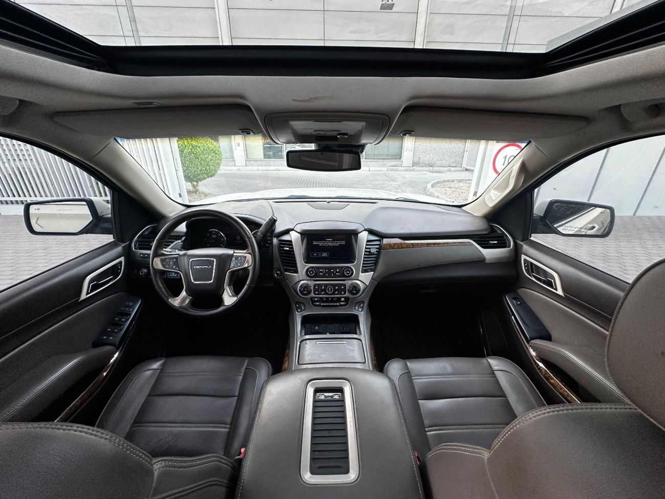 GMC Yukon Denali 6.2L (8 Seater)