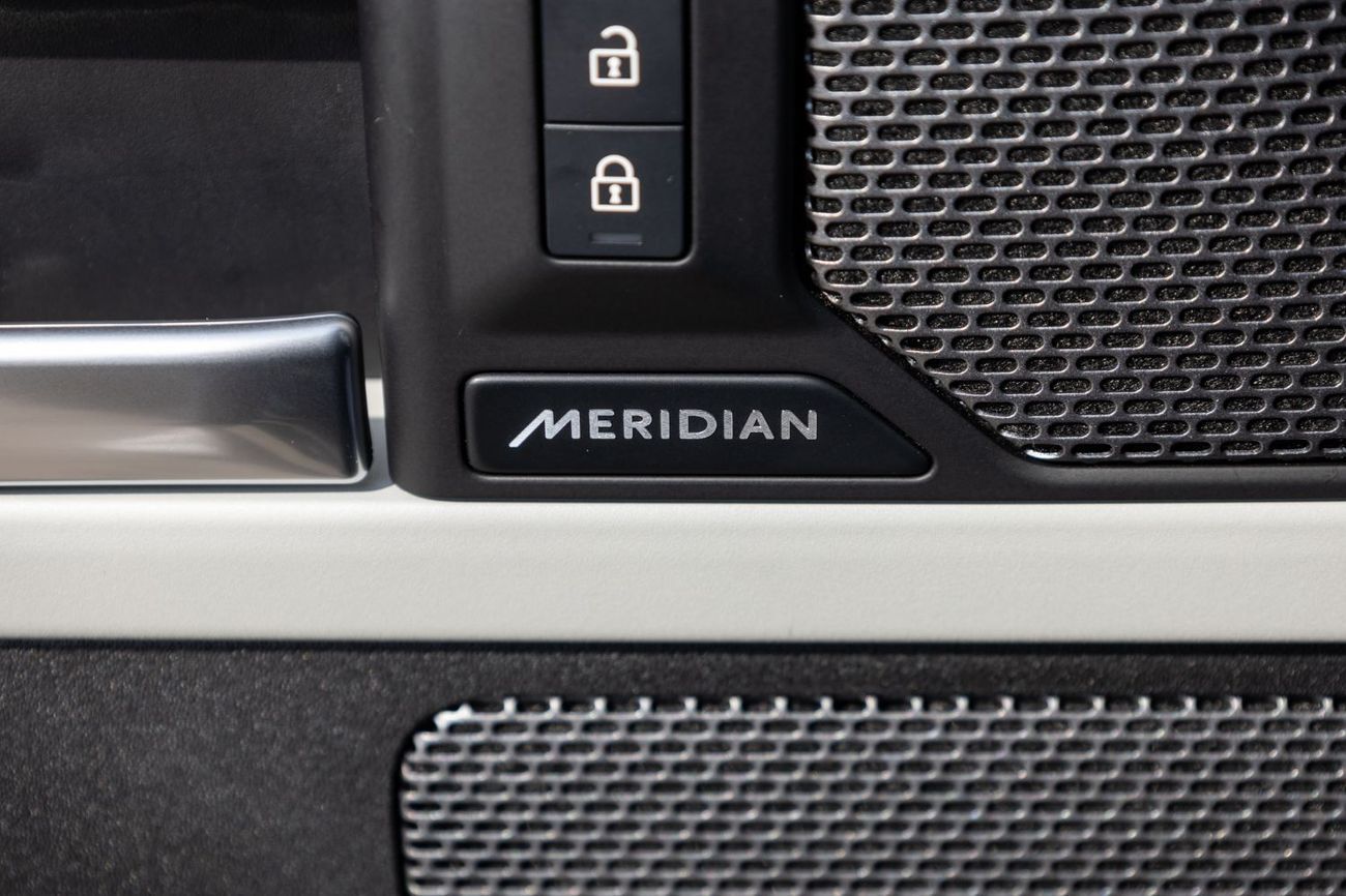 لاند روفر ديفندر P300 90 X-Dynamic SE 2.0L (5 Seater)