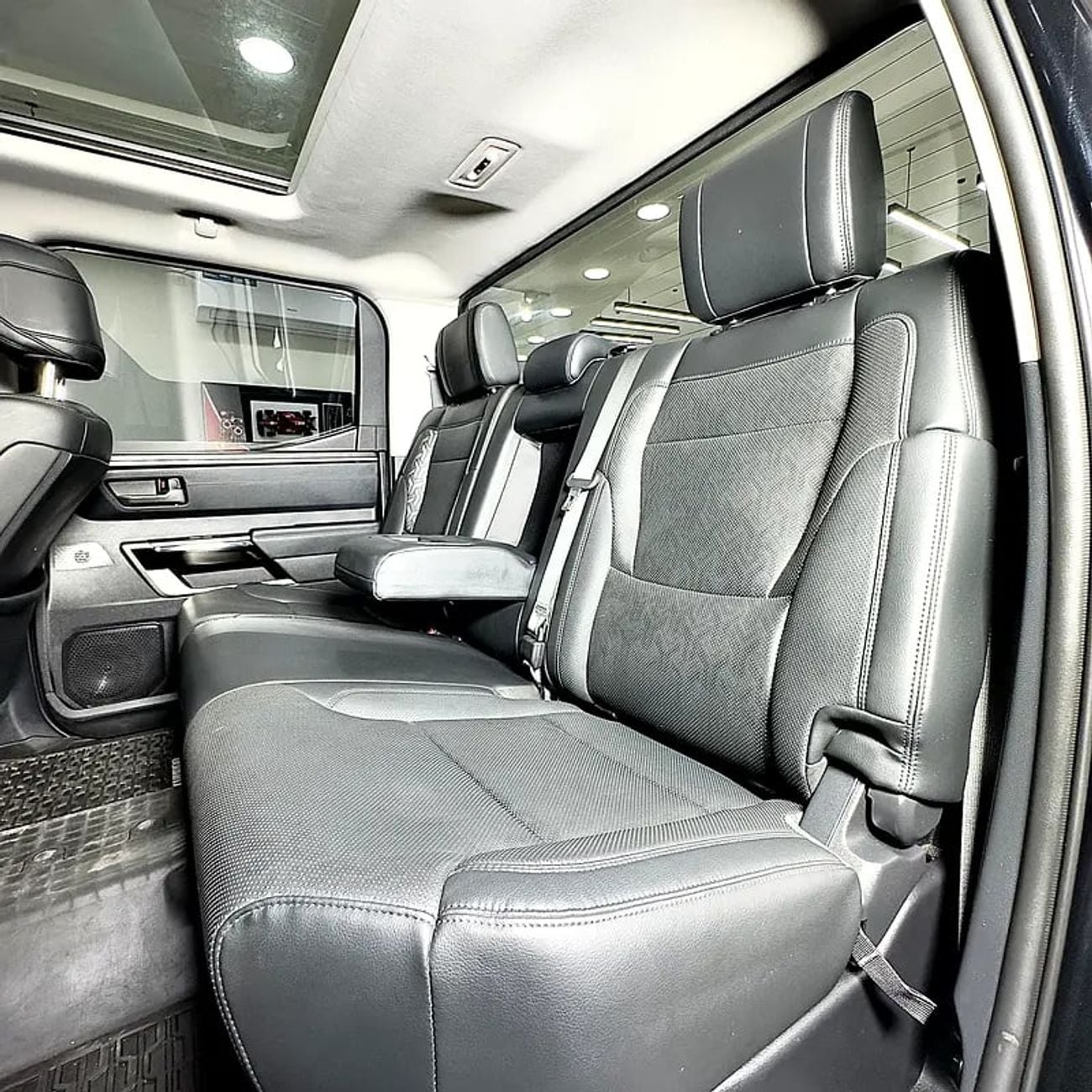 تويوتا تاندرا Crewmax Limited 5.7L Limited