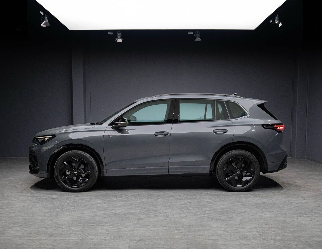 Volkswagen Tiguan R-Line 2.0L 2,195x60 • 20% DP • 2025 Volkswagen Tiguan R-Line Black Edition • VW Warranty + Service 