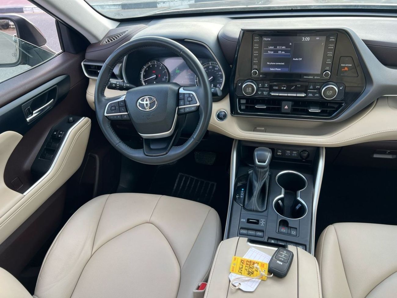 تويوتا هايلاندر 2022 TOYOTA HIGHLANDER XLE   3.5L V-6 //   4 WHEEL DRIVE 4X4 // SUNROOF //  PUSH START   // LEATHER