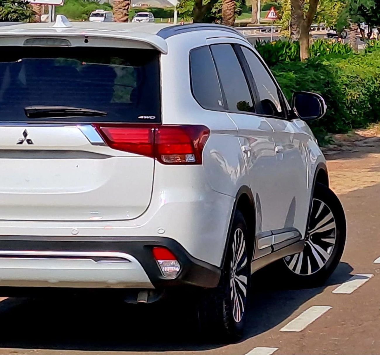Mitsubishi Outlander GLX 865-Monthly l GCC l 4wd, Cruise, Camera l Accident Free