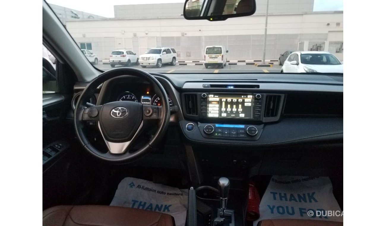 Toyota RAV4 Toyota RAV4 GCC 2018 without accident is very clean inside and out Agency condition and does not nee