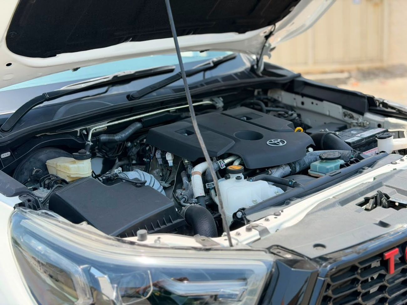 Toyota Hilux SGLX Toyota Hilux 2023model 2.8L Diesel Engine 4 cylinder colour white Transmission Automatic Interi