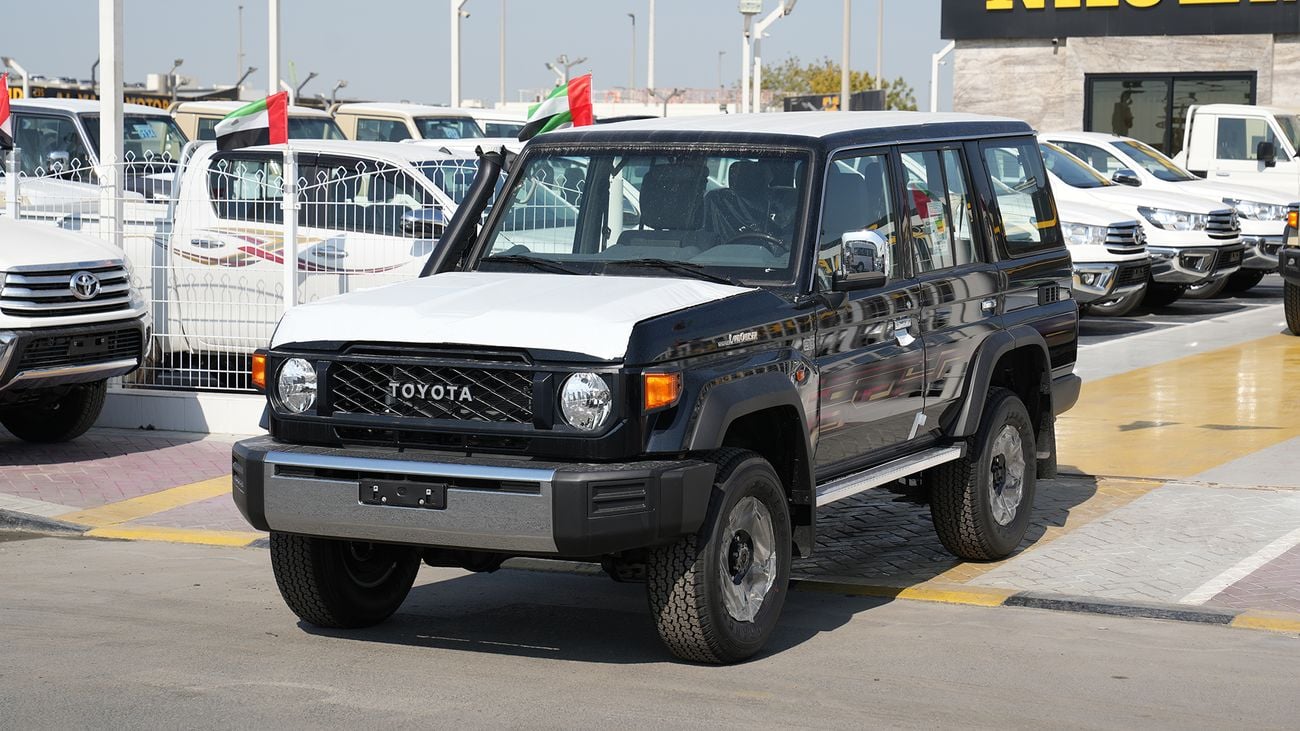 تويوتا لاند كروزر بيك آب تويوتا لاند كروزر هارتوب 5 ابواب 4.0 اسود جير عادي موديل 2025