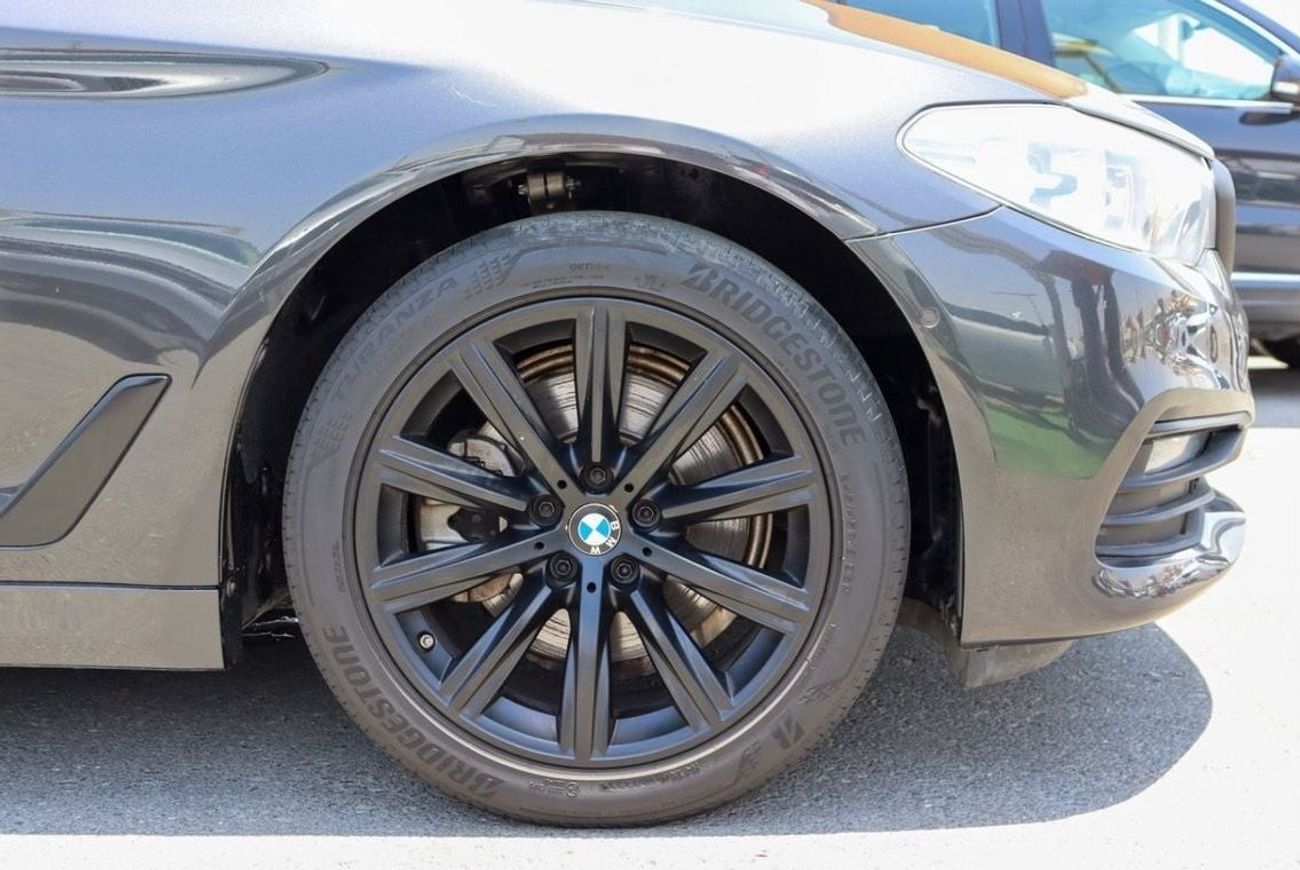 بي أم دبليو 520i Std 2.0L BMW 520i Black Edition/ GCC / 2020 / First Owner original Paint