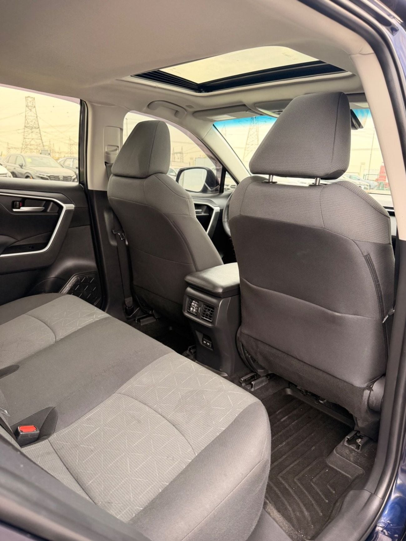 Toyota RAV4 XLE 2.5L  4X4 Sunroof, push start full option