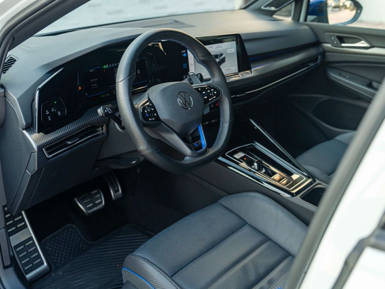 فولكس واجن جولف ار AED 2,595 PM • GOLF R • ONLY 17,000 KM • OFFICIAL VOLKSWAGEN WARRANTY UNTIL 07/2025 • CLEAN TITLE