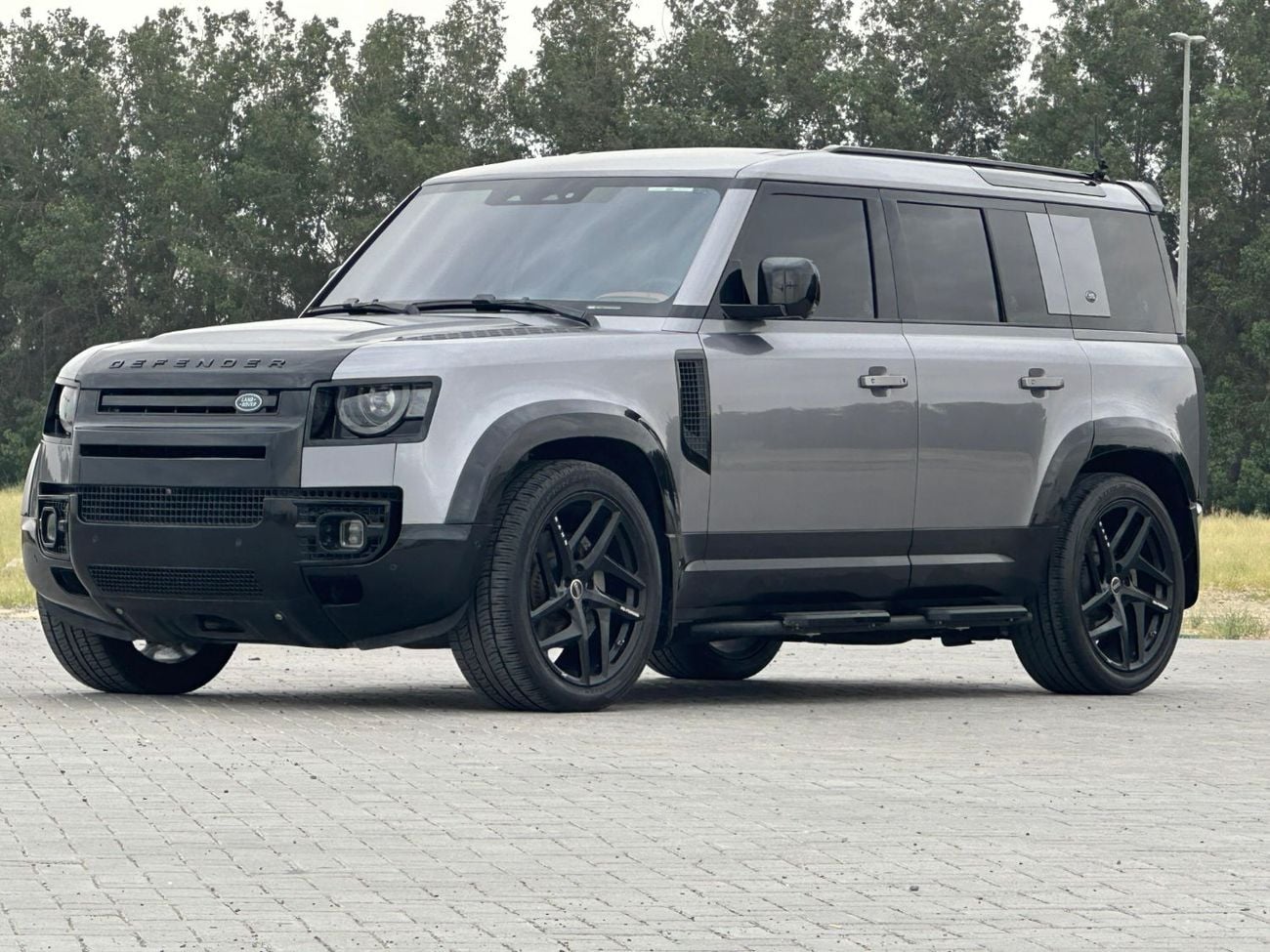 Land Rover Defender P400 110 HSE 3.0L (5 Seater)