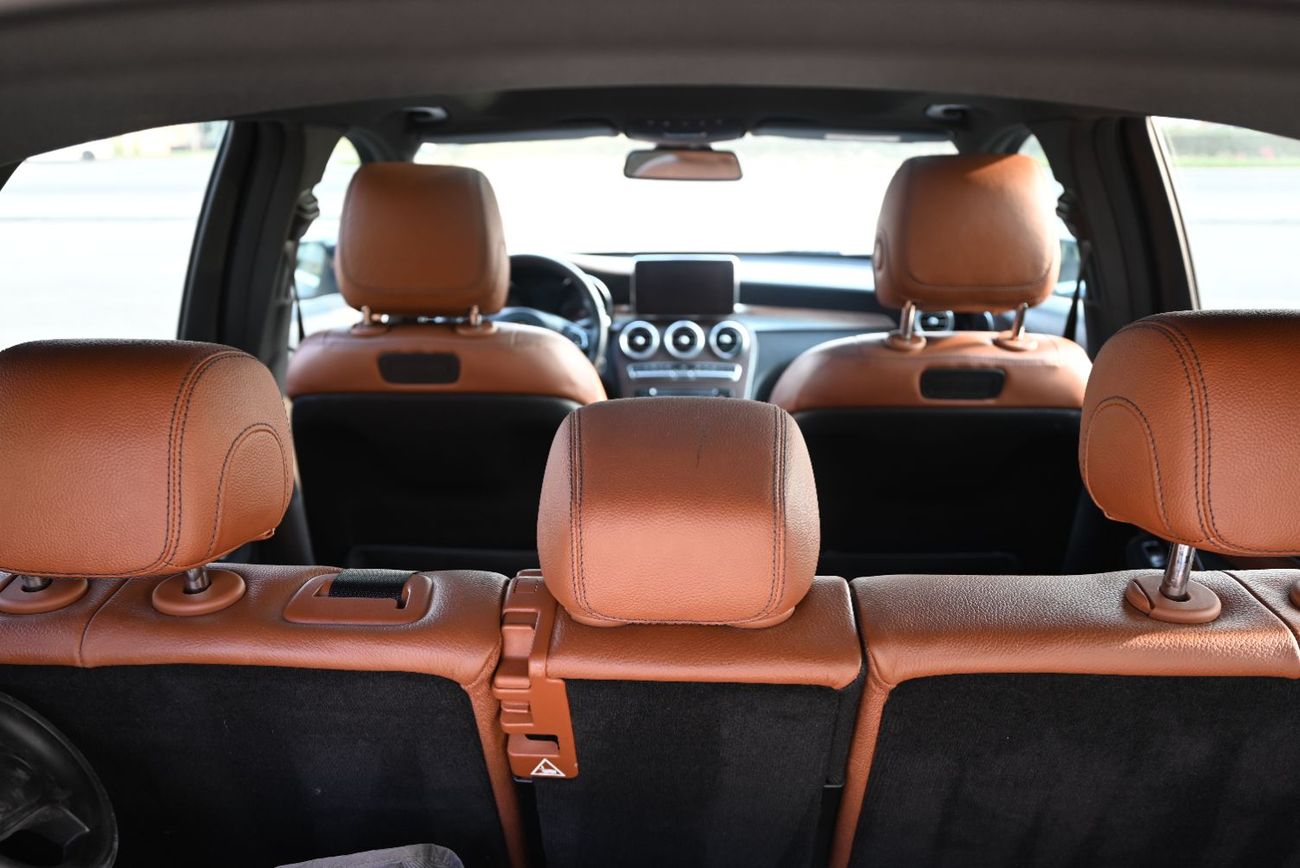 مرسيدس بنز GLC 300 4MATIC 2.0L