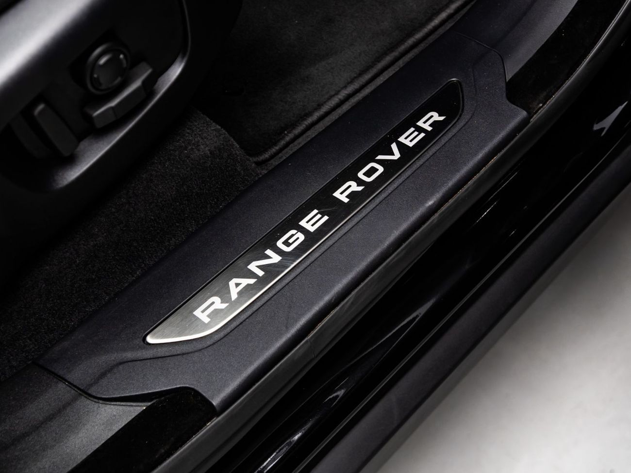 Land Rover Range Rover Velar P250 2.0L (246 HP) 2025 Range Rover Velar Dynamic SE P250, November 2029 Al Tayer Warranty + Service