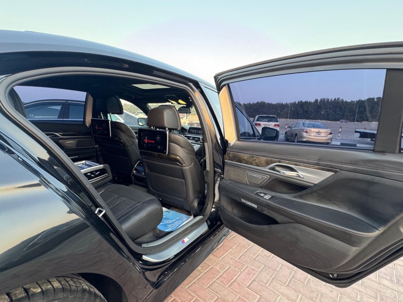 بي أم دبليو 750Li Luxury M Sport Package 4.4L