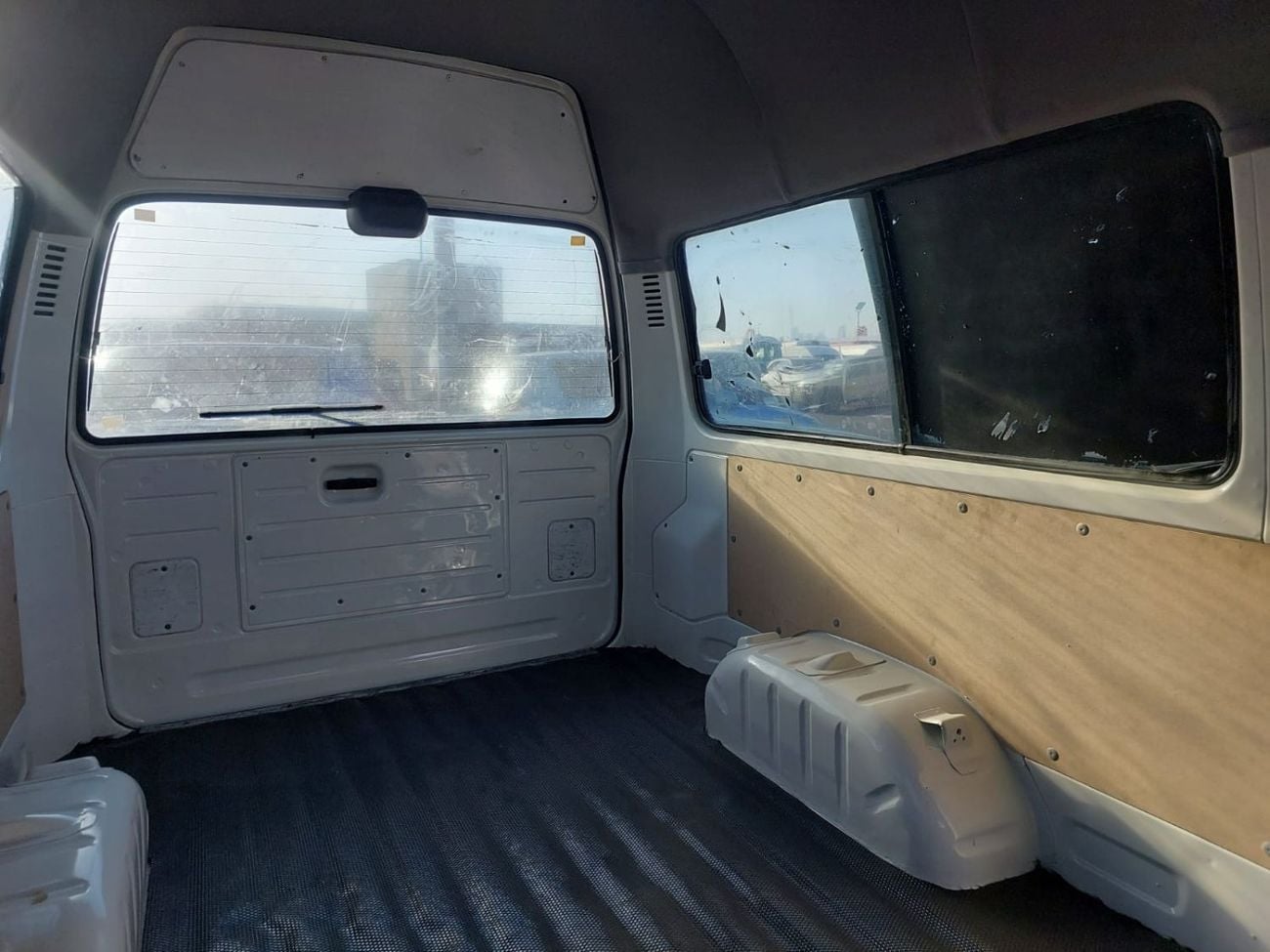 تويوتا هاياس TOYOTA HIACE VAN RHD 2004 MODEL 2.4 L PETROL MANUAL(PM13814)