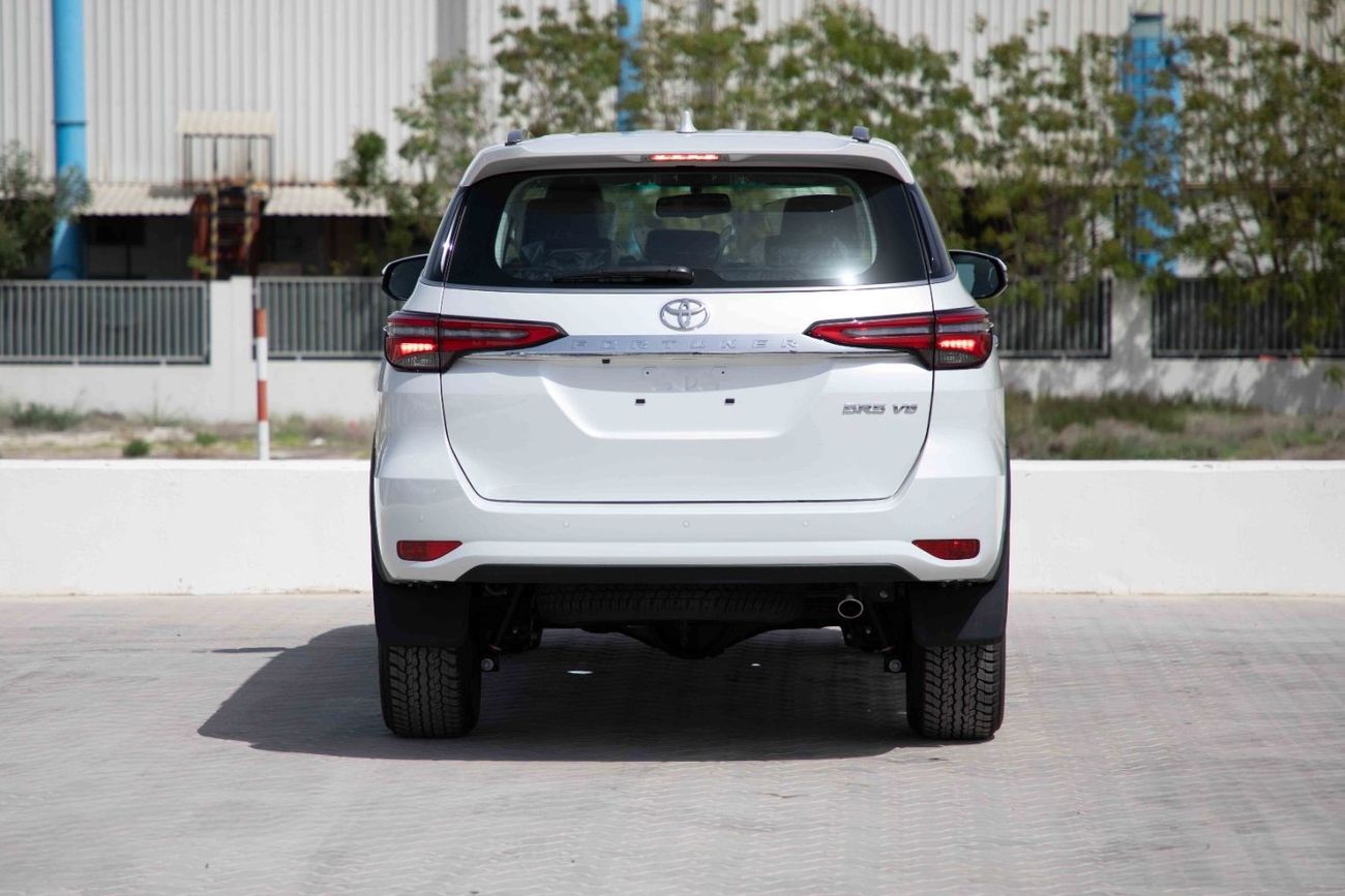 Toyota Fortuner 2023 Toyota Fortuner 4.0 Adventure - Platinum White Pearl inside Black