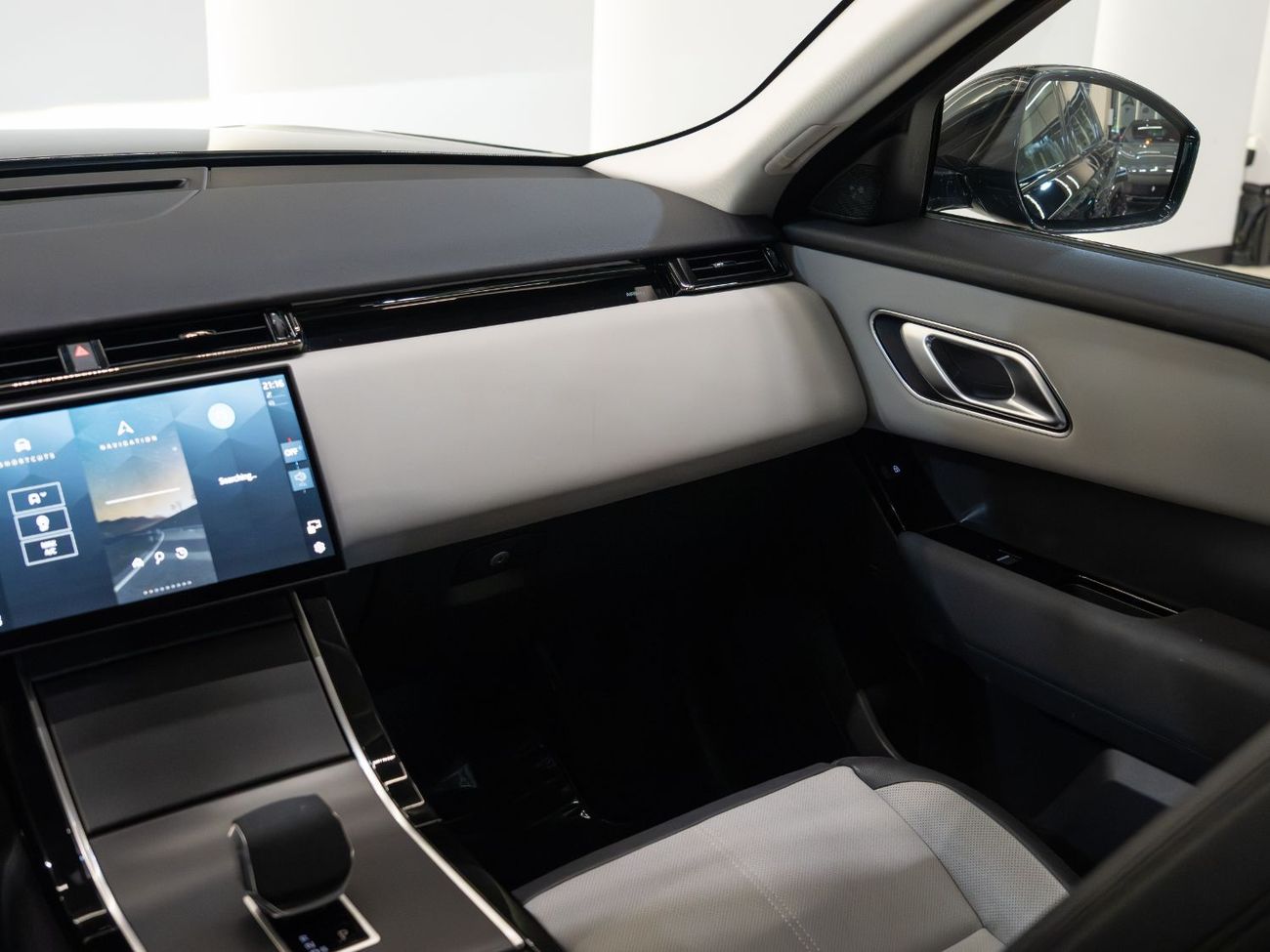 لاند روفر رينج روفر فيلار - R-DYNAMIC P250 | 2025 | AL TAYER | 5 YRS WARRANTY | LOW MILEAGE | PERFECT CONDITION