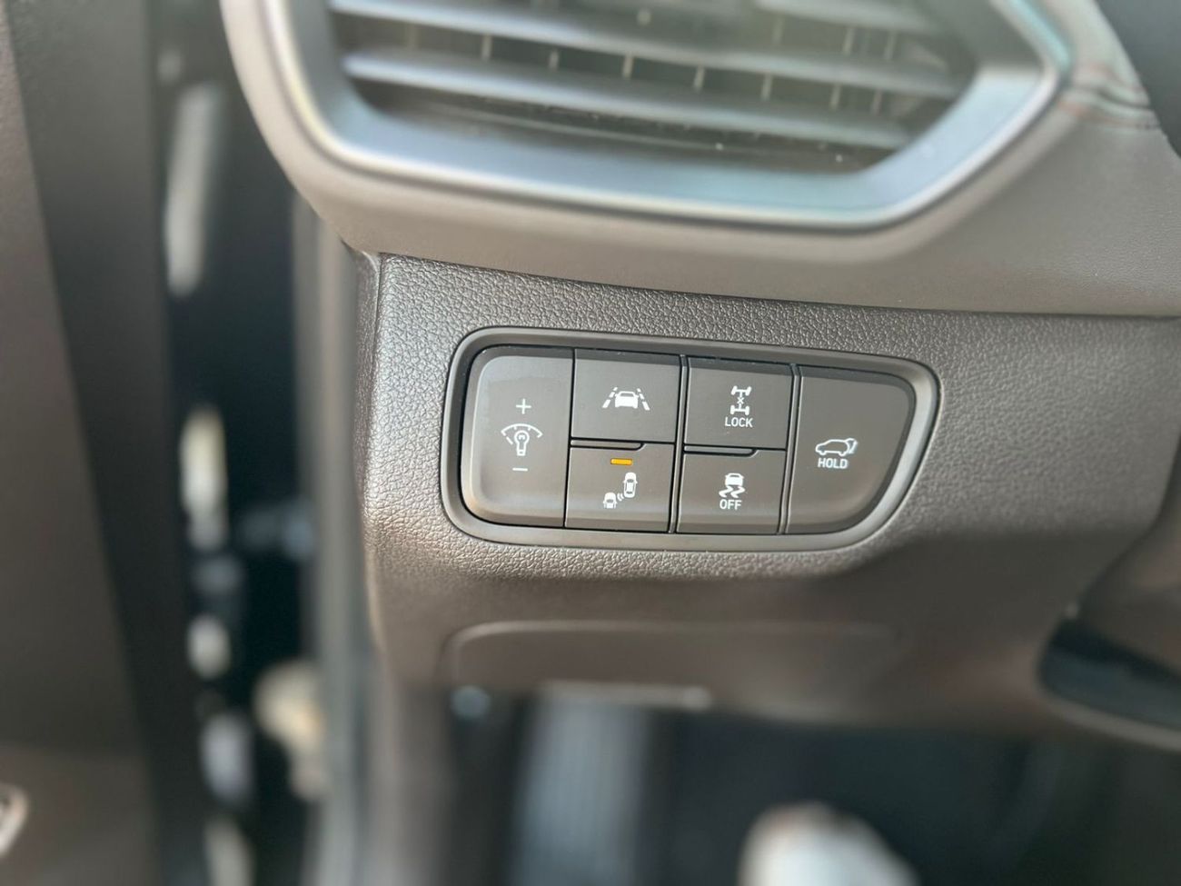 Hyundai Santa Fe 2019 Hyundai Santa - Full Option - 2.4L - V4 - Panoramic View - Push Start - Leather and Electric-36