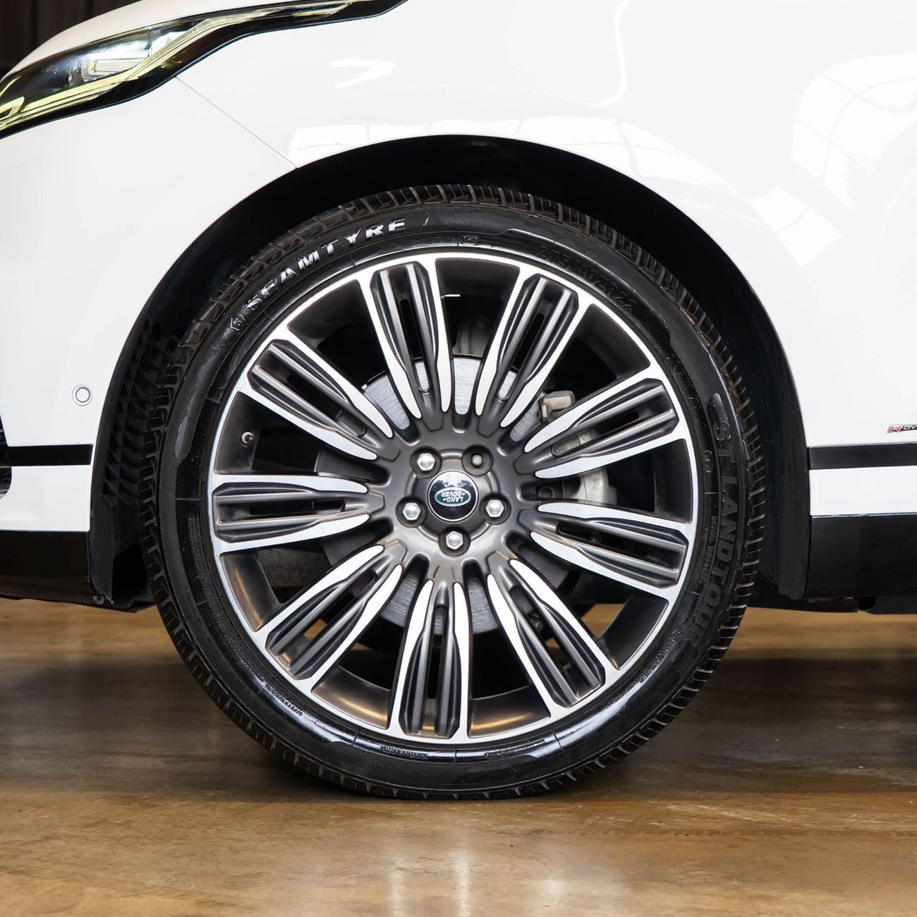 Land Rover Range Rover Velar P380 R-Dynamic SE 3.0L (375 HP) AED 2,565 pm • 0% Downpayment • Velar P380 HSE R-Dynamic • 1 Year Wa