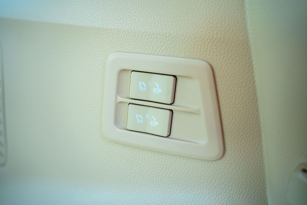 تويوتا لاند كروزر تويوتا لاند كروزر VXR 2025 هجين 3.5 لتر