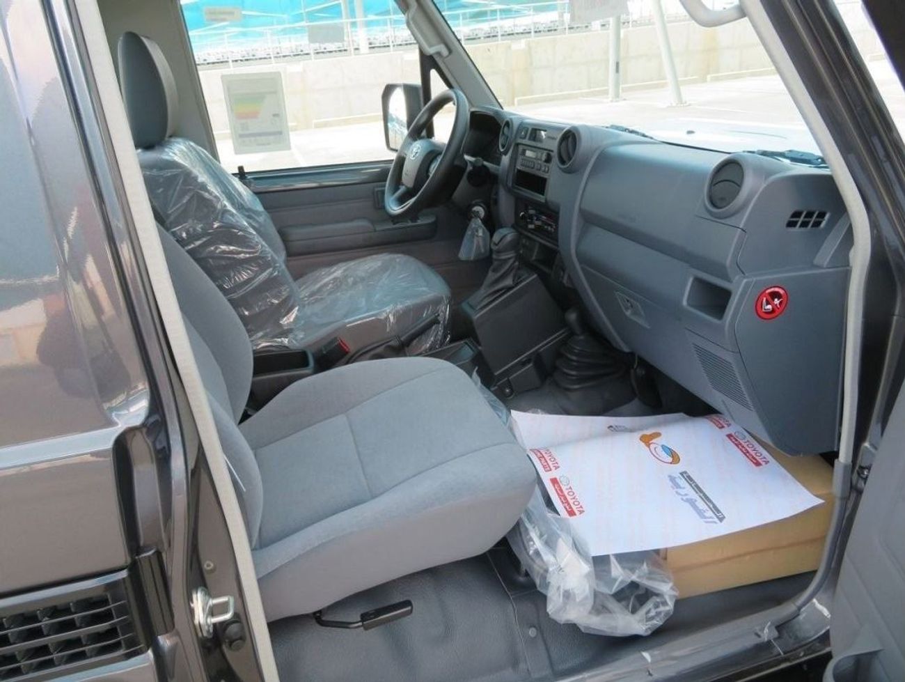 تويوتا لاند كروزر بيك آب 79 V6 Petrol Automatic Transmission 2024YM