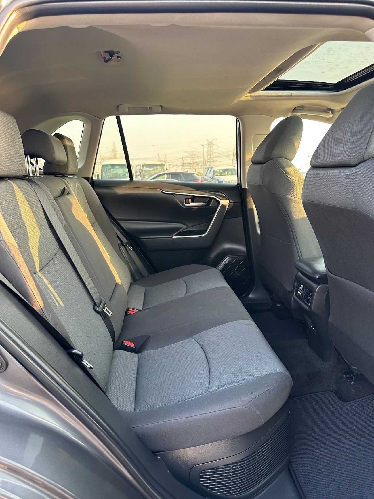 Toyota RAV4 hybrid XLE 2.5L | Sunroof Full option