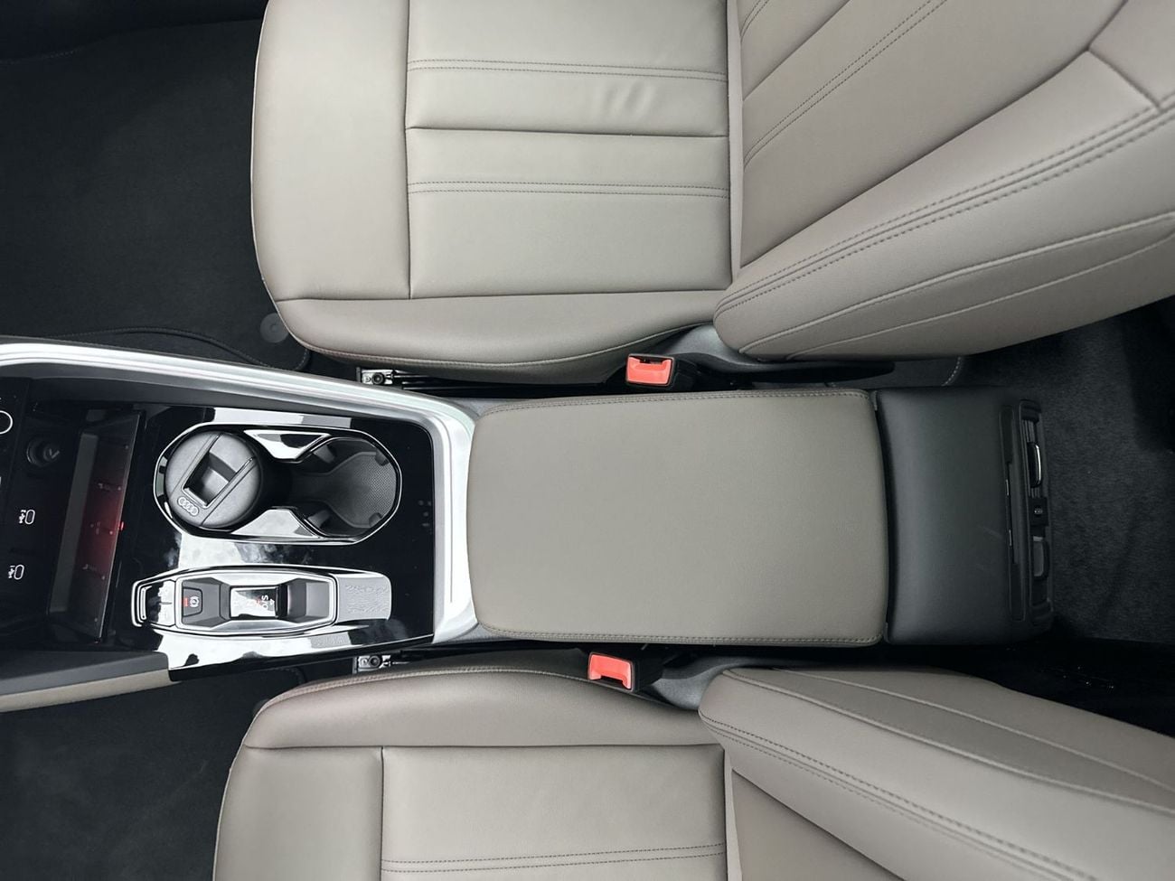 أودي Q5 Q5 Sportback TFSI quattro 204hp S Line (Ref# 02045)