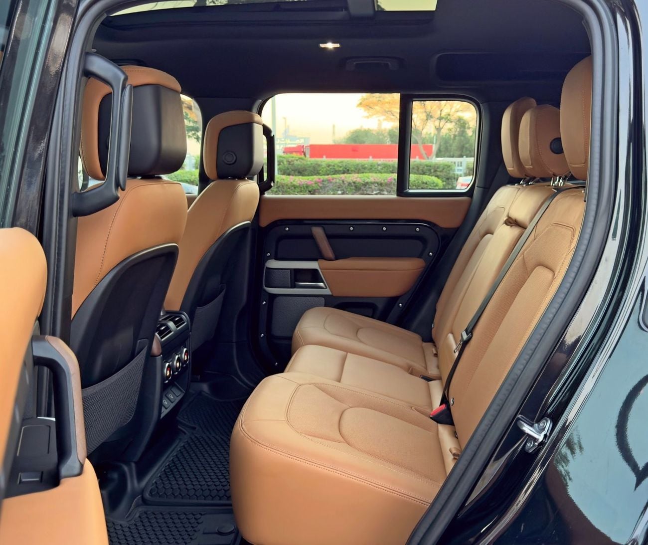 Land Rover Defender P400 110 HSE 3.0L (5 Seater)