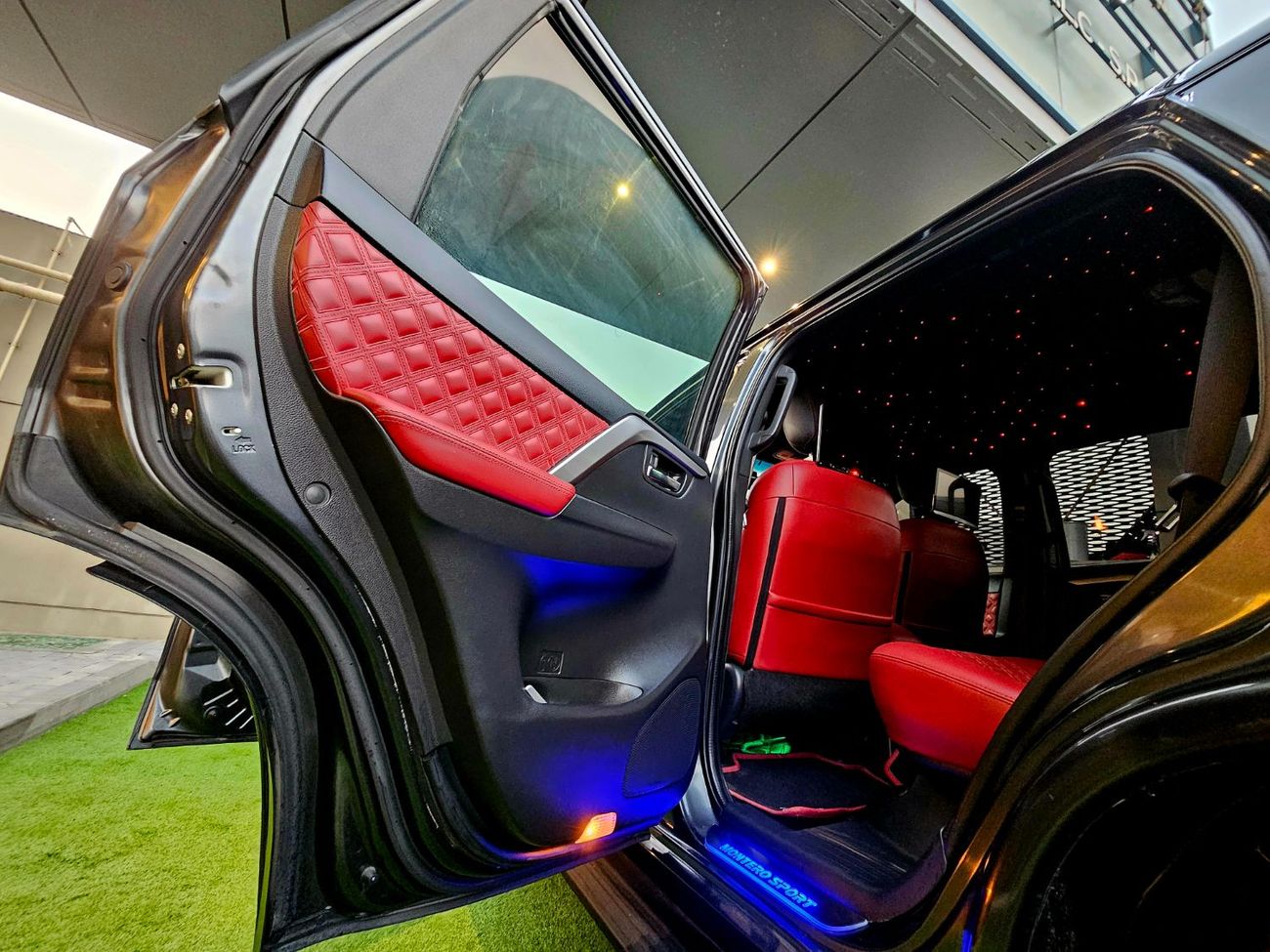 ميتسوبيشي مونتيرو سبورت SIGNATURE EDITION/ STAR LIGHTING/ RED INTERIOR/ LOW MILEAGE