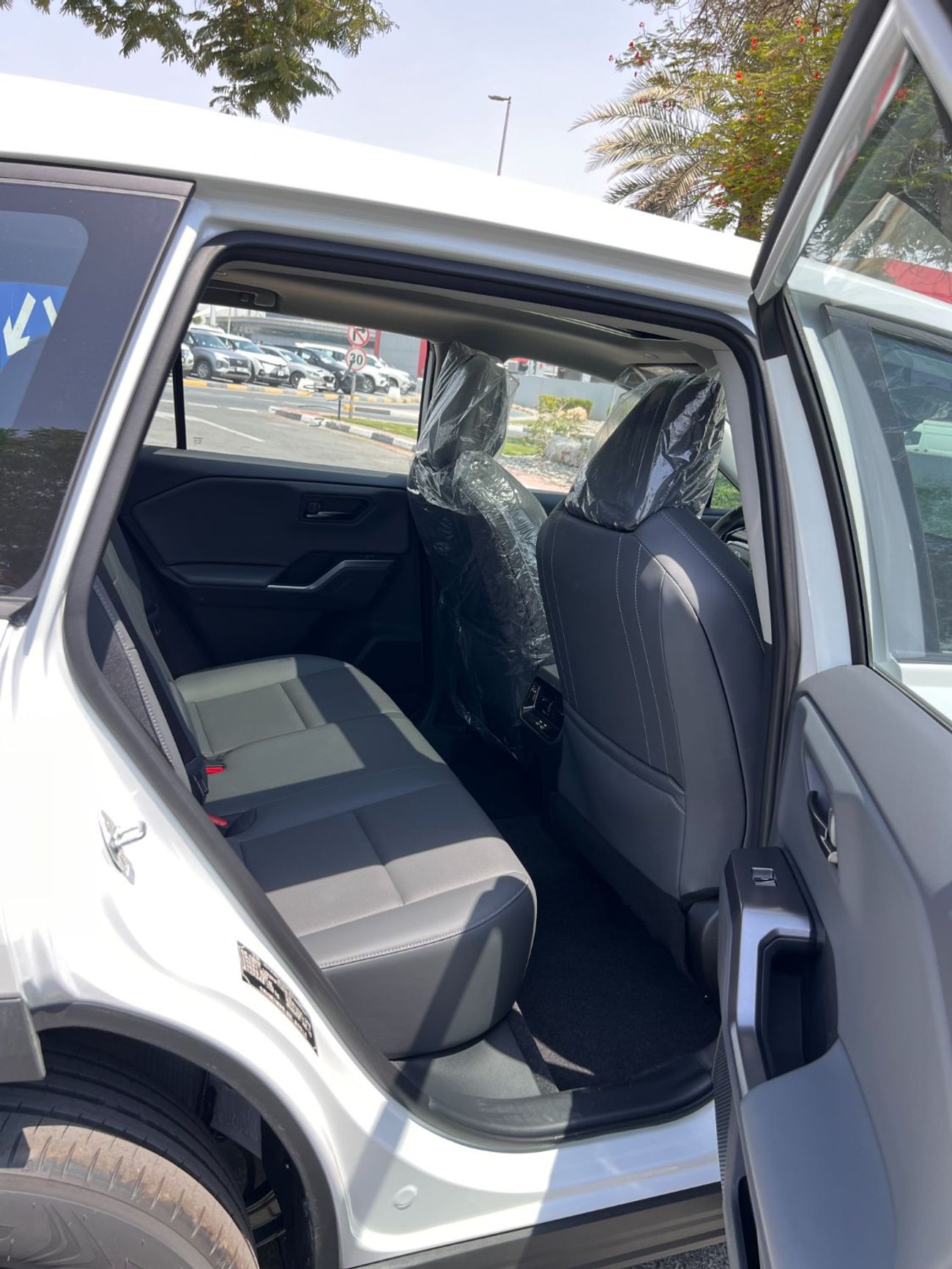 تويوتا راف ٤ TOYOTA RAV4 2.0 4WD LUXURY -2026YM